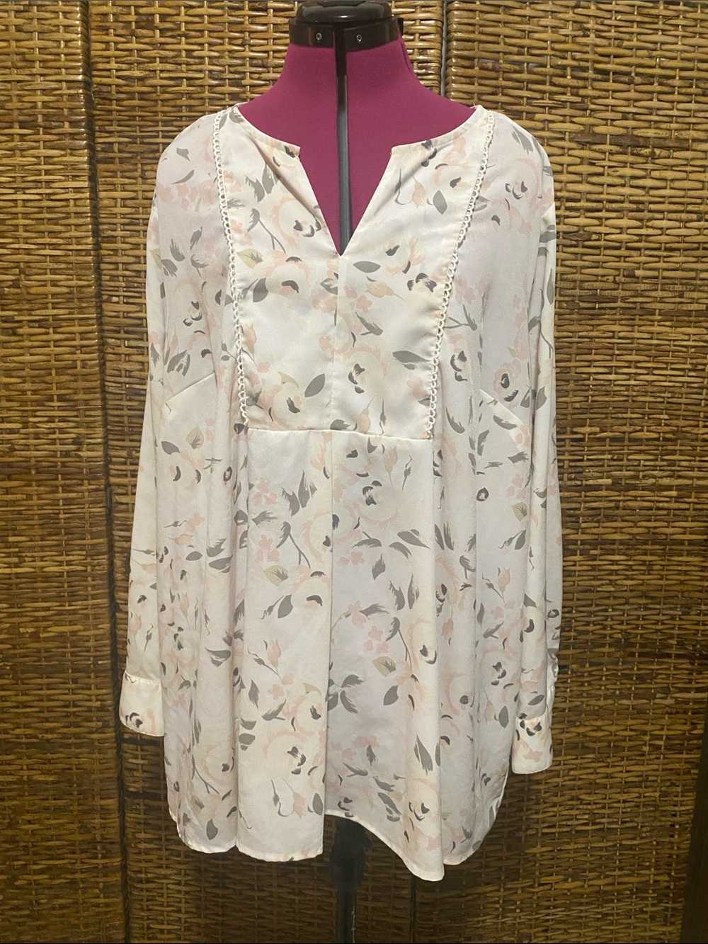 EUC Lane Bryant White gray pink Floral Rose long Sleeves Romantic Blouse 22/24